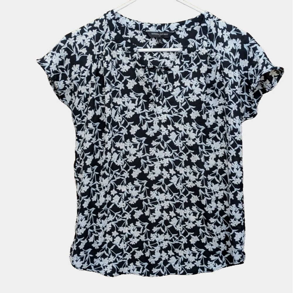 Banana Republic Pullover Blouse Women’s XS Black Floral Short Sleeve Career Top